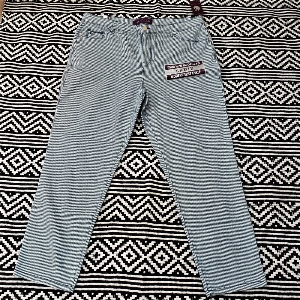 Size 16 Only 1 Left 😤**NWT GLORIA VANDERBILT "SADIE"